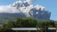 Gunung Lewotobi Laki-Laki erupsi. (Liputan6.com/Ola Keda)