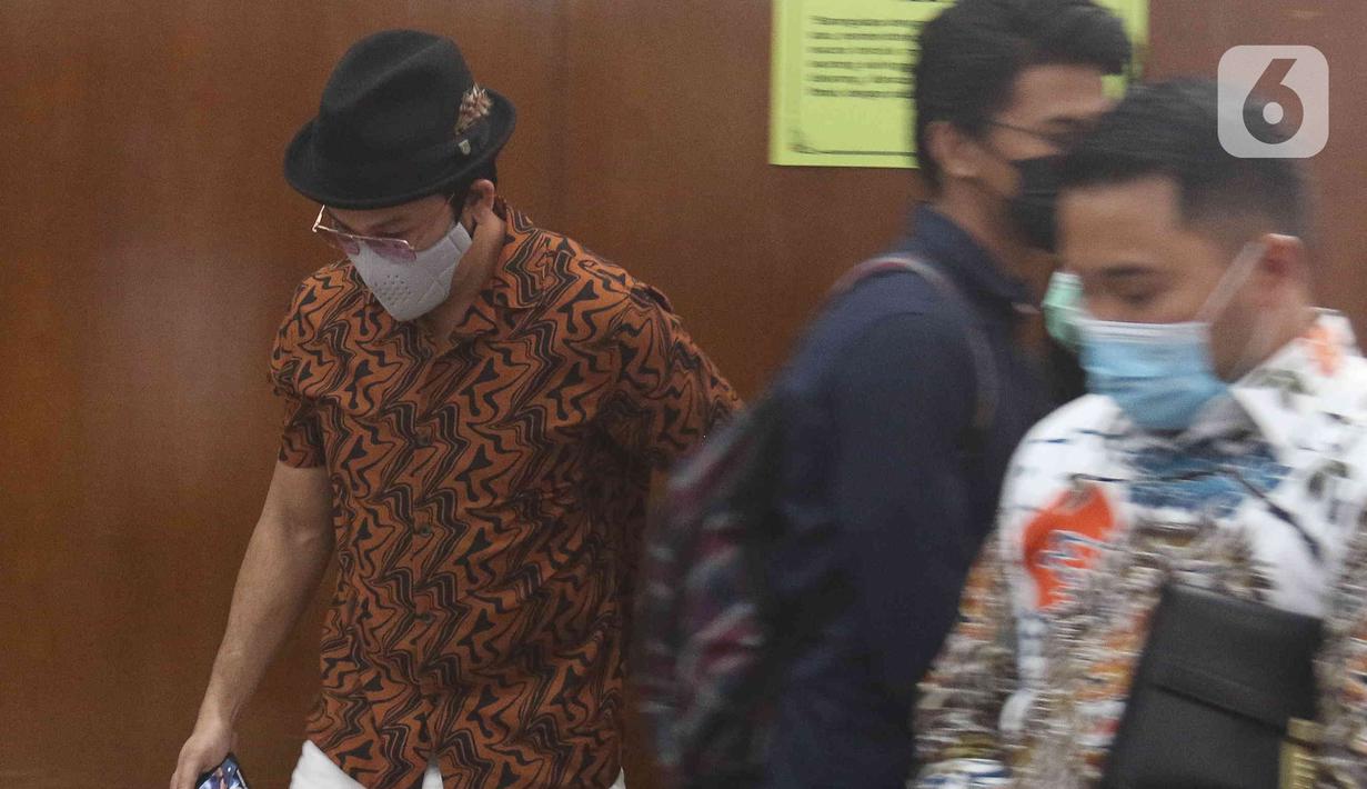 Denny Sumargo memasuki ruangan sidang di Pengadilan Negeri Jakarta Selatan, Kamis (7/7/2022). Jaksa penuntut Umum (JPU) menghadirkan Denny Sumargo sebagai saksi atas kasus dugaan penggelapan yang menjerat mantan manajernya, Ditya Andrista. (Liputan6.com/Herman Zakharia)