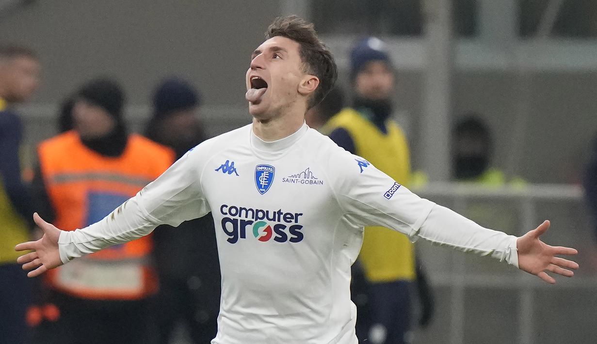 Tommaso Baldanzi dari Empoli berselebrasi setelah mencetak gol ke gawang Inter Milan pada laga Liga Italia di stadion San Siro di Milan, Italia, Selasa (24/1/2022). Kekelahan ini, membuat Inter Milan menempati peringkat ketiga dengan 37 poin. (AP Photo/Luca Bruno)