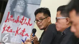Sahabat Wiji Thukul, Wilson (kiri) memberikan keterangan dalam konferensi pers dengan tema "Film Wiji Thukul dan Janji Jokowi" di Jakarta, Rabu (25/1). Mereka menuntut untuk menyelesaikan kasus penghilangan paksa. (Liputan6.com/Faizal Fanani)