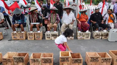 Seorang peserta aksi semen kaki bernama Patmi (48) meninggal dunia. Petani asal Pegunungan Kendeng, Rembang, Jawa Tengah, itu meninggal karena serangan jantung.