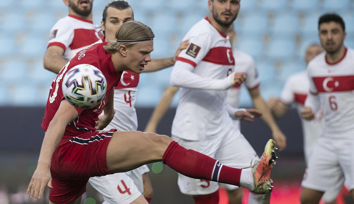 Striker Norwegia, Erling Haaland (depan) berebut bola dengan bek Turki, Caglar Soyuncu dalam laga Kualifikasi Piala Dunia 2022 Zona Eropa Grup G di La Rosaleda Stadium, Malaga, Sabtu (27/3/2021). Norwegia kalah 0-3 dari Turki. (AFP/Jorge Guerrero)