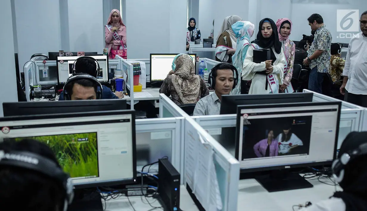 Peserta Puteri Muslimah Asia 2018 melihat ruangan monitoring Komisi Penyiaran Indonesia (KPI), Jakarta, Jumat (4/5). Kunjungan tersebut untuk mengenalkan peserta Puteri Muslimah Asia lebih dekat tugas dan tanggung jawab KPI. (Liputan6.com/Faizal Fanani)