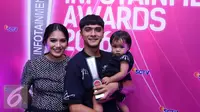 Ricky Harun berpose bersama istri, Herfiza Novianti dan putrinya, Mikaila Akyza Pratama. Ricky Harun raih penghargaan Gorgeus Dad di Infotainment Awards 2016. [Foto: Herman Zakharia/Liputan6.com]