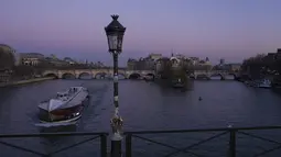 Pemandangan Ile de la Cite, salah satu dari dua pulau alami di tengah sungai Seine yang diambil dari jembatan Pont des Arts di kota Paris pada 25 Februari 2019. Pulau ini dekat dengan landmark dan tempat wisata terkenal lain di Paris. (Eric Feferberg/AFP)