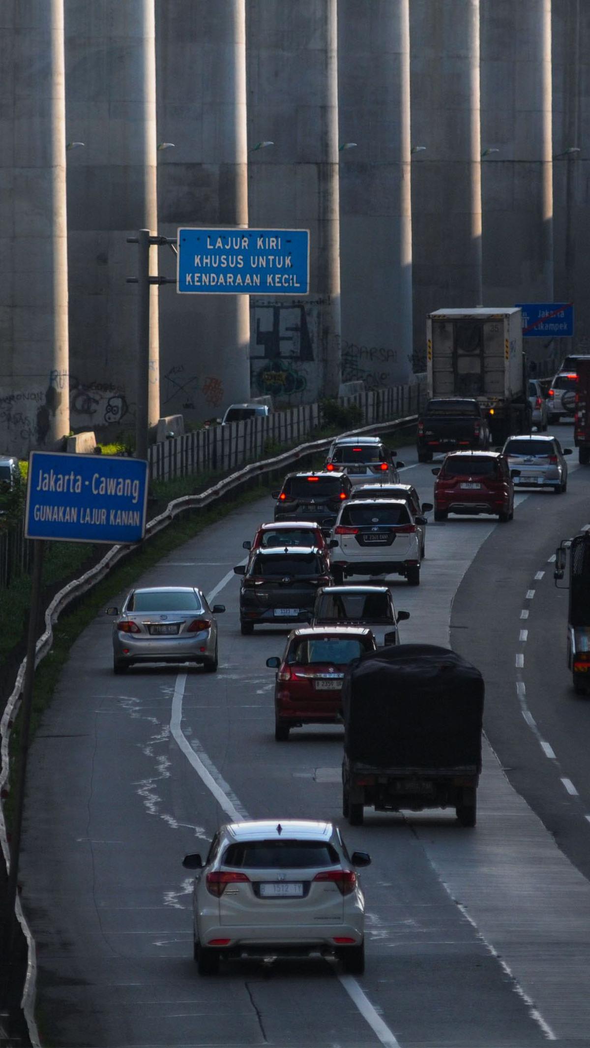 Pada Senin (15/4) sore, kendaraan tampak mulai memadati tol menuju Jakarta. Meski demikian, arus lalu lintas terpantau masih ramai lancar.&nbsp;Merdeka.com/Imam Buhori