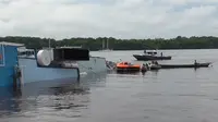 Kapal Satya Kencana 3 yang karam di Pelabuhan Kumai, Kotawaringin Barat, Rabu (18/10). Foto: Marifka Wahyu Hidayat