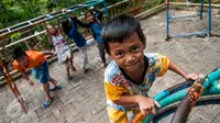 Anak-anak bermain di sekitar taman Rumah Susun Tambora, Jakarta, Jumat (17/2). Rencananya Pemprov juga akan merevitaliasi bangunan rusun yang sudah tak layak huni. (Liputan6.com/Gempur M. Surya)