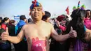 Seorang pria berpose dalam lomba lari tahunan Undie Run di Olympic Forest Park, Beijing pada 24 Februari 2019. Uniknya para peserta diwajibkan berlari sambil mengenakan kostum unik atau pakaian dalam saja. (Photo by STR / AFP)