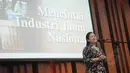 Menko PMK Puan Maharani memberikan pendapat saat acara minum jamu bersama di gedung Kementerian Perindustrian, Jakarta Jumat (16/1/2015). (Liputan6.com/Herman Zakharia)