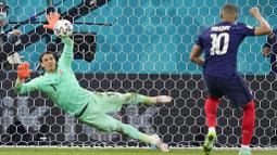 Yann Sommer tampil apik dengan melakukan sejumlah penyelamatan sepanjang laga termasuk mengagalkan sepakan penalti Kylian Mbappe. (AP/Vadim Ghirda, Pool)