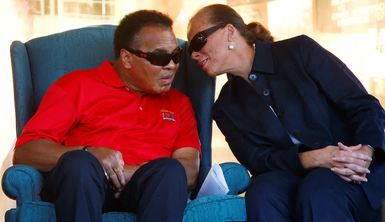 Mantan petinju dunia, Muhammad Ali berbincang dengan istrinya saat menghadiri Piala Ryder di Louisville , Kentucky,  17 September  2008. Mendapat julukan 'The Greatest,' ia pensiun dengan rekor 56 kemenangan dan 5 kali kalah. ( REUTERS/Eddie Keogh)  