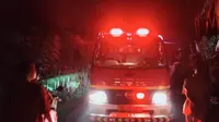 Mobil Pemadam Kebarakan berjibaku memadamkan api rumah milik seorang lansia di Kecamatan Srono yang dibakar cucuknya sendiri (Istimewa)