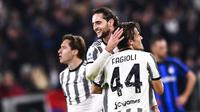 Pemain Juventus, Nicolo Fagioli disambut rekan-rekannya usai menjebol gawang Inter Milan, Senin (7/11/2022) dini hari WIB. (Fabio Ferrari/LaPresse via AP)