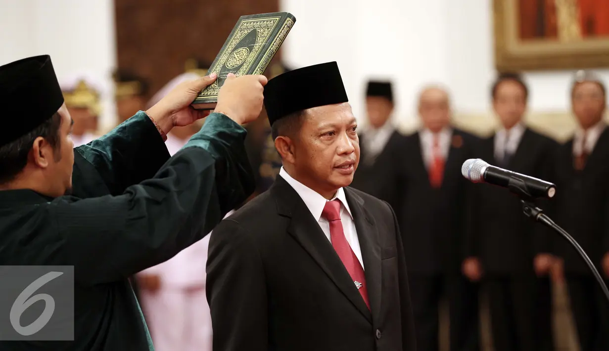 Irjen Tito Karnavian saat disumpah jabatan menjadi Kepala Badan Nasional Penanggulangan Terorisme (BNPT) di Istana Negara, Jakarta, Rabu (16/3). Tito dilantik menjadi Kepala BNPT dari jabatan sebelumnya Kapolda Metro Jaya. (Liputan6.com/Faizal Fanani)