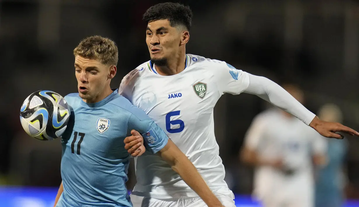 Striker Timnas Israel U-20, Omer Senior (kiri) munguasai bola di bawah tekanan bek Timnas Uzbekistan U-20, Jakhongir Urozov pada laga babak 16 besar Piala Dunia U-20 2023 di Malvinas Argentinas Stadium, Mendoza, Argentina, Rabu (31/5/2023) dini hari WIB. (AP Photo/Ricardo Mazalan)