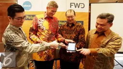 Director & Chief Agency Officer FWD Life, Hendra Thanwijaya (kanan) bersama Jens Reisch, Kevin Mergonoto dan Leichar Solihin menunjukan aplikasi terbaru FWD saat peluncuran FWD Life Digital Agency di Jakarta, Senin (25/1).  (Liputan6.com/Gempur M Surya)