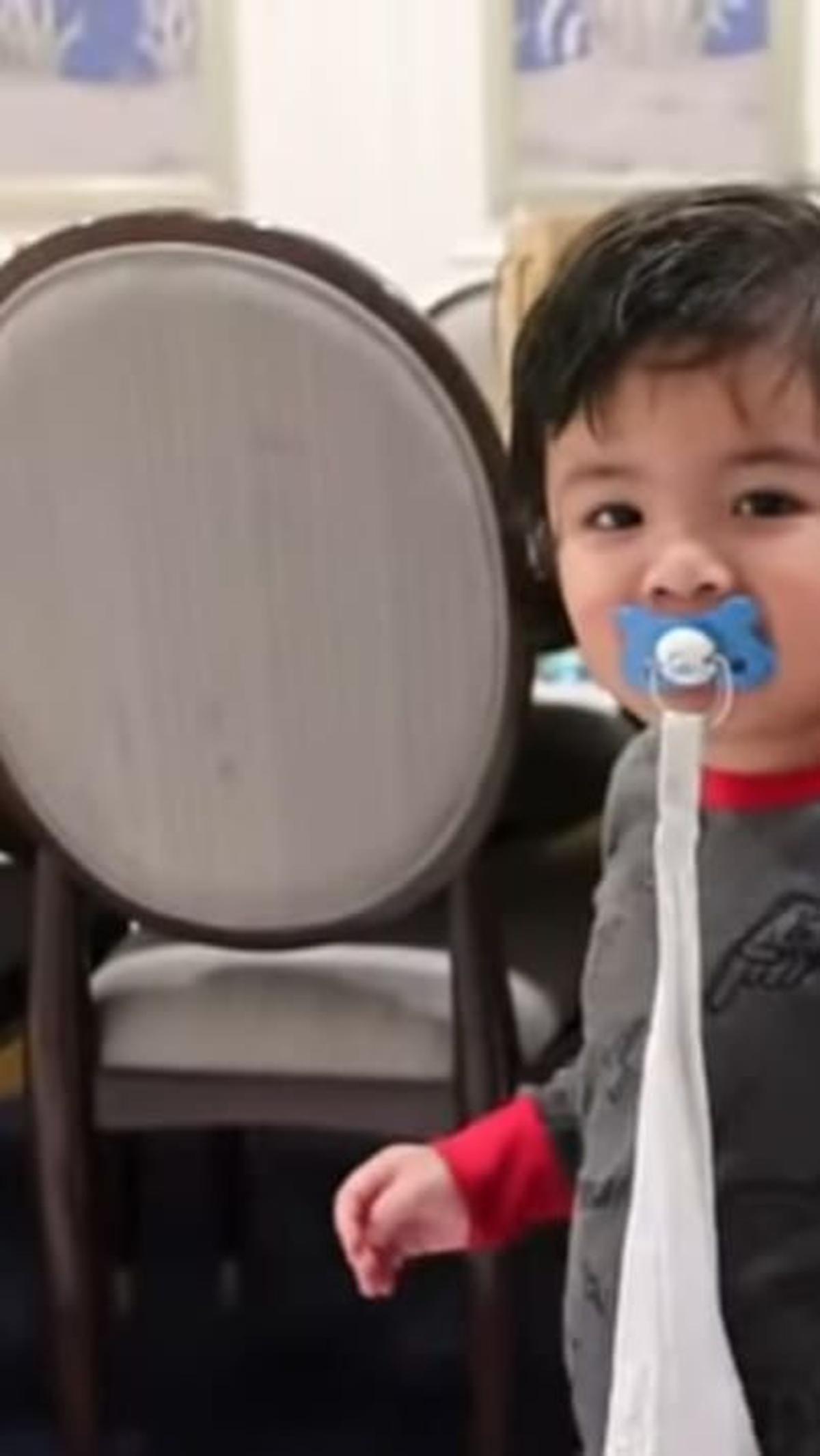 Ruang dapur dari rumah Engku Emran dan Noor Nabila ini dilengkapi dengan interior kursi yang mewah. 

(foto :youtube.com/athisha khan)