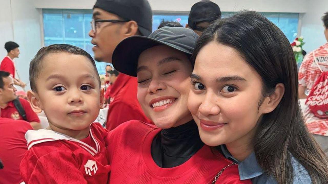 Potret Azizah Salsha Bareng Lesti & Billar saat Nonton Timnas Indonesia Vs Australia di GBK Ramai Dikritik