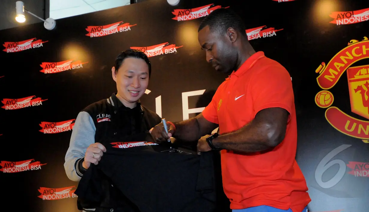 Andrew Cole membubuhkan tandatangannya pada sebuah kaos usai jumpa pers dalam ajang `CLEAR Ayo! Indonesia Bisa Academy 2015` di Jakarta, Jumat (6/3/2015). Andy Cole akan mencari pemain sepakbola muda berbakat Indonesia. (Liputan6.com/Faisal R Syam) 