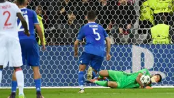 Aksi penyelamatan penjaga gawang Juventus, Gianluigi Buffon yang berhasil menepis tendangan penalti Alexandre Lacazette, Lyon, Perancis (18/10). Buffon berhasil menjawa gawang Juve tanpa kebobolan hingga akhir pertandingan. (AFP/Philippe Desmazes)