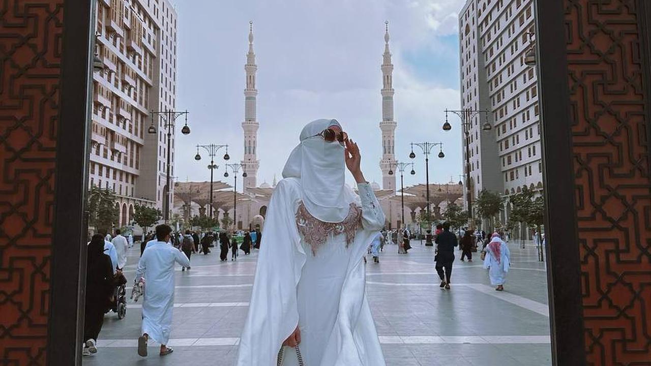 8 Potret Isa Zega yang Santai Bergaya dengan Cadar Saat Umrah, Disebut Nistakan Agama - Identitasnya Jadi Sorotan