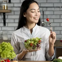 woman eating salad/copyright freepik/freepik