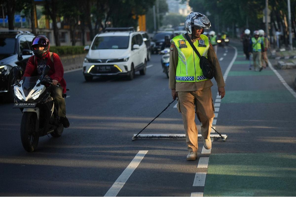 Aksi Tim Saber bersihkan paku di jalanan Jakarta