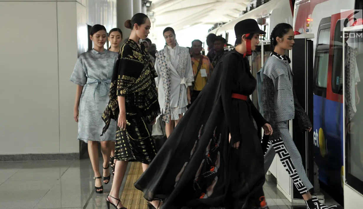 Model memasuki gerbong Light Rail Transit (LRT) saat mengikuti acara Jakarta Fashion & Food Festival (JFFF) 2019 rute Stasiun Velodrome-Stasiun Boulevard Utara, Jakarta, Selasa (13/8/2019). (merdeka.com/Iqbal Nugroho)