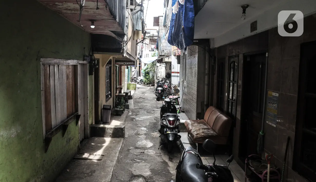 Suasana saat pemberlakuan karantina mikro (mikro lockdown) di RW 002, Kelurahan Krukut, Taman Sari, Jakarta Barat, Senin (10/1/2022). Selain mikro lockdown, petugas melakukan tes massal kepada warga setempat guna mencegah penularan COVID-19 lebih luas. (merdeka.com/Iqbal S. Nugroho)