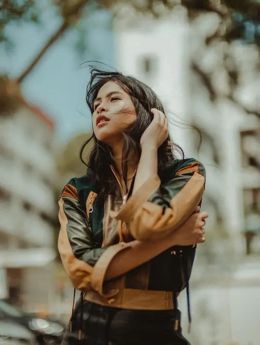 Selain itu, Maudy juga menceritakan tentang kegiatannya selama berdiam diri di kamar. Ia menelfon dan teman-temannya, baca buku dan perempuan cantik ini juga tetap berolahraga. (Instagram/maudyayunda)