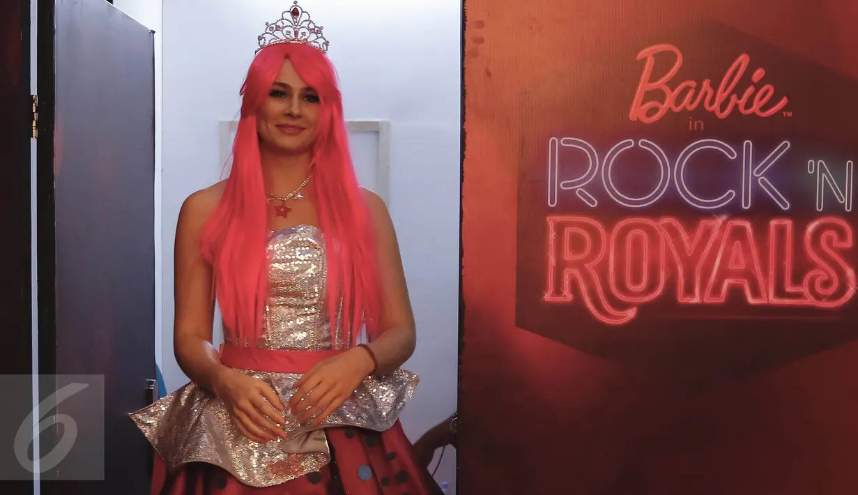 Wanita cantik berkarakter Barbie saat keluar dari balik panggung di pusat perbelanjaan Lippo Mall Kemang, Jakarta, (19/12). Karakter Barbie yang  mengisi liburan sekolah dan Natal merupakan rangkaian kegiatan Christmas Funtasy (Liputan6.com/Fery Pradolo)