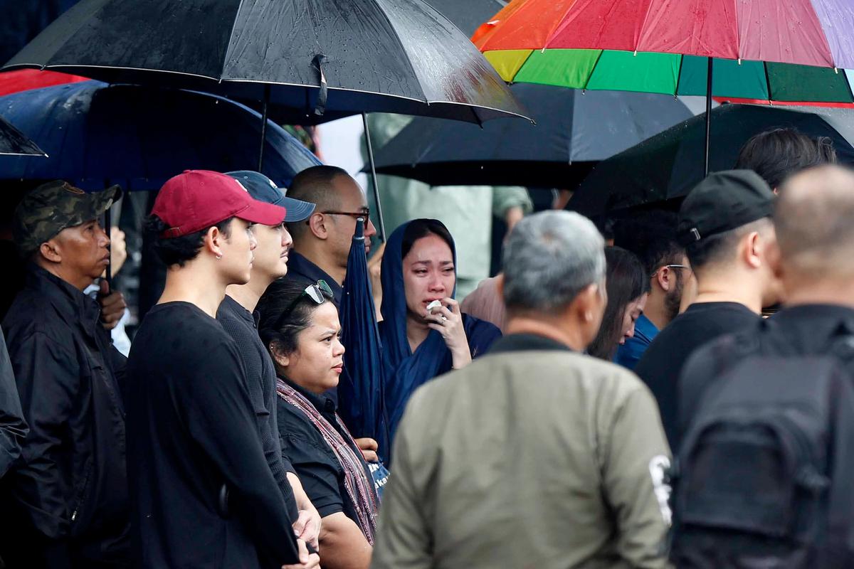 FOTO: Hujan Iringi Pemakaman Vidi Aldiano