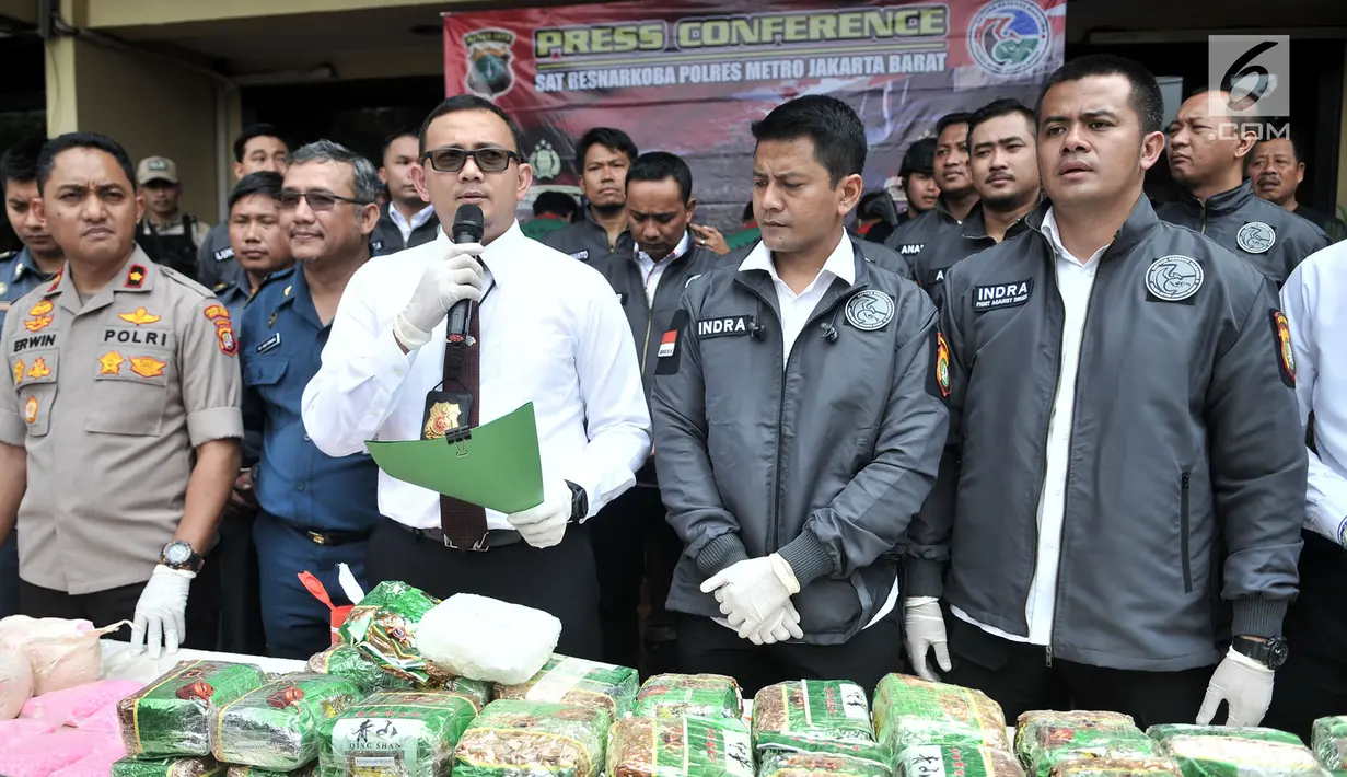 Kepala Satuan Reserse Narkoba Polres Metro Jakarta Barat AKBP Erick Frendriz (baju putih) beserta jajaran menunjukkan barang bukti saat menggelar rilis kasus narkoba di Mapolres Jakarta Barat, Senin (26/11).  (Merdeka.com/Iqbal S Nugroho)