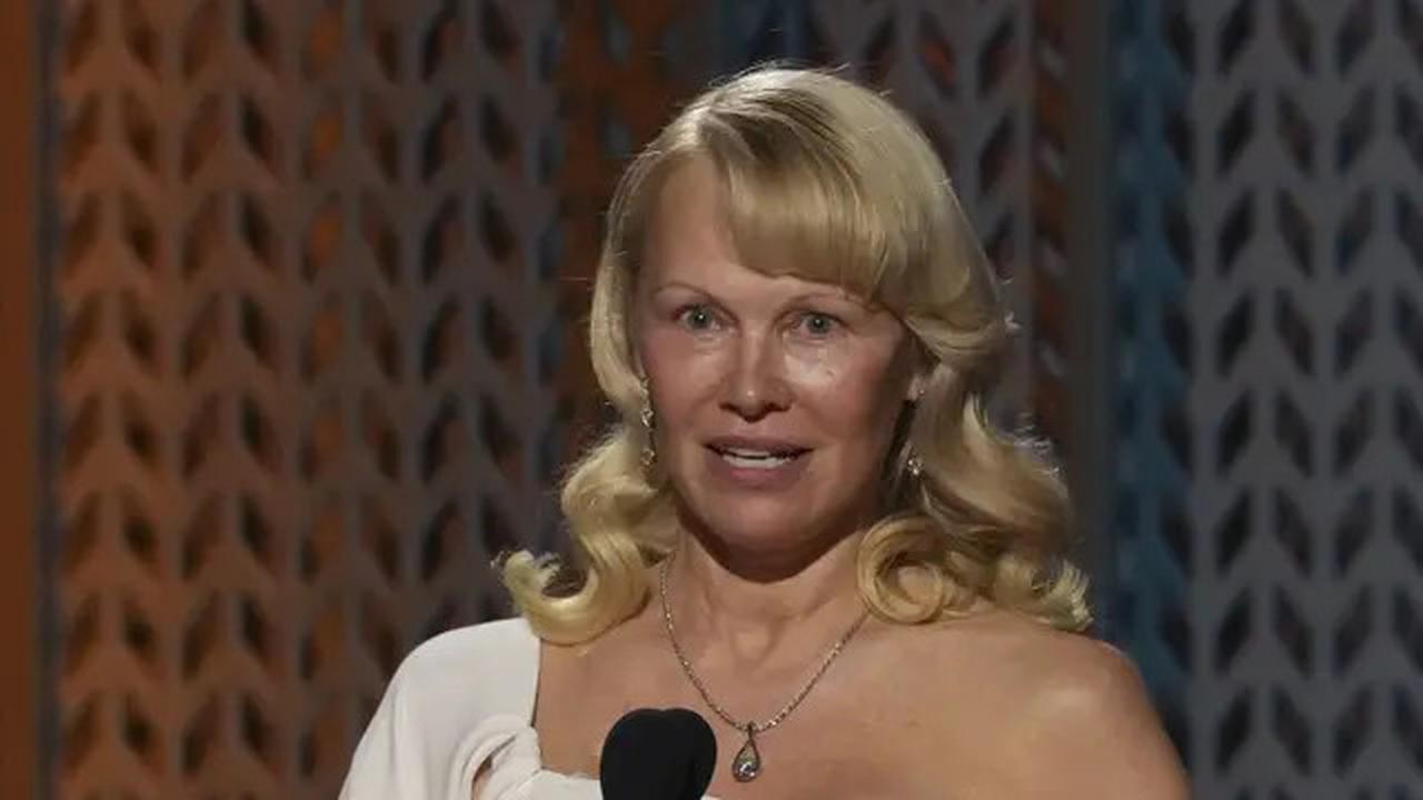 Pamela Anderson Hadir di SAG Awards 2025 Tanpa Riasan, Ngaku Tak Lagi Beramibisi Jadi yang Tercantik