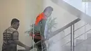 Direktur Utama PT Menara Agung Pusaka Donny Winoto berjalan menuju ruangan untuk menjalani pemeriksaan di gedung KPK, Jakarta, Kamis (1/3). (Liputan6.com/Herman Zakharia)