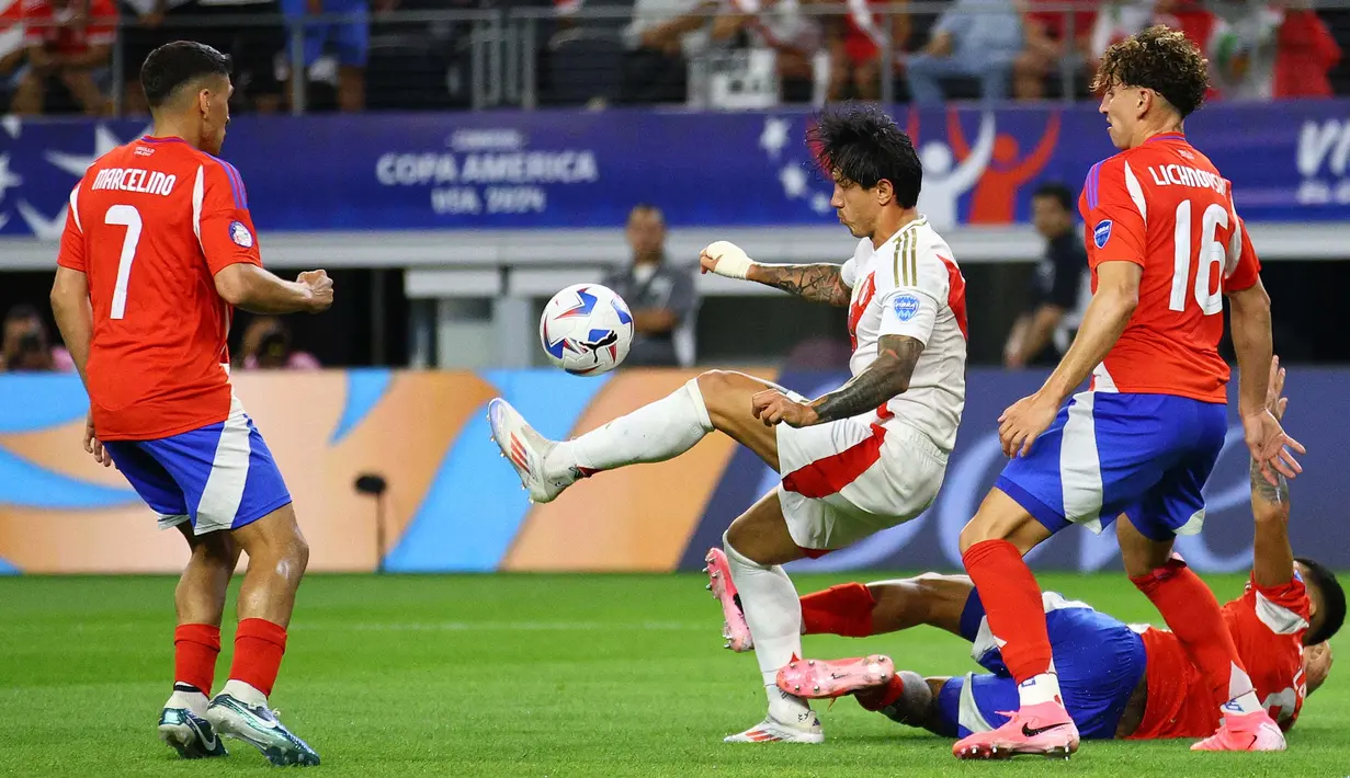 Pertandingan kedua timnas tersebut berlangsung ketat dan saling adu serangan. (Aric Becker/AFP)