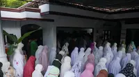 Ratusan jemaah Aolia Gunungkidul melaksanakan sholat Hari Raya Idul Fitri lebih awal pada Kamis, 20 April 2023. (Liputan6.com/Istimewa)