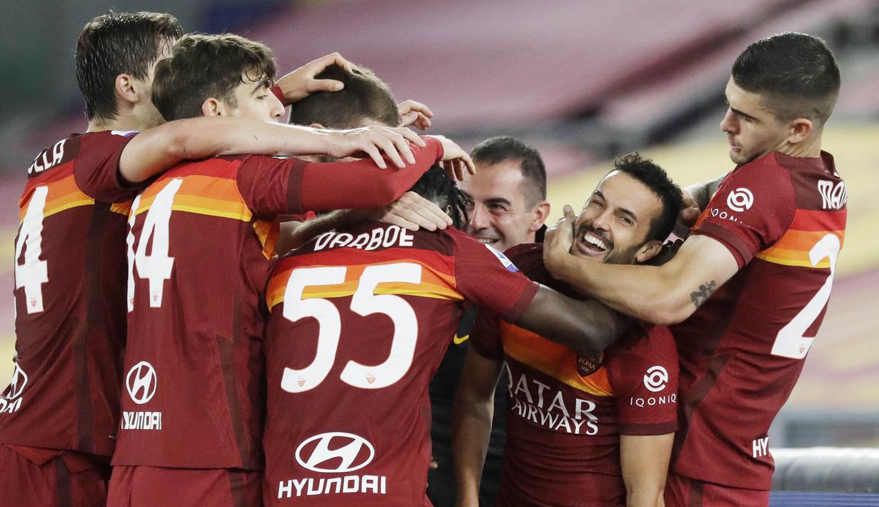 Para pemain AS Roma merayakan gol yang dicetak oleh Pedro ke gawang Lazio pada laga Liga Italia di Stadion Olimpico, Roma, Minggu (16/5/2021). AS Roma menang dengan skor 2-0. (AP/Andrew Medichini)
