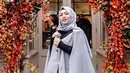 Pandai dalam mix and match busana, ibu dari Xabiru ini kerap menjadi trendsetter dan inspirasi bagi banyak kaum hawa. Apalagi outfitnya saat sedang berlibur tampak begitu modis. Seperti kali ini, ia tampil dengan baju setelan berwarn abu-abu. (Liputan6.com/IG/@rachelvennya)