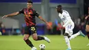 <p>Pemain Manchester City, Manuel Akanji membawa bola dari kawalan pemain FC Copenhagen, Mohamed Daramy selama pertandingan lanjutan grup G Liga Champions di Stadion Parken di Kopenhagen, Denmark, Selasa 11 Oktober 2022. FC Copenhagen bermain imbang atas City 0-0. (Liselotte Sabroe/Ritzau Scanpix via AP)</p>