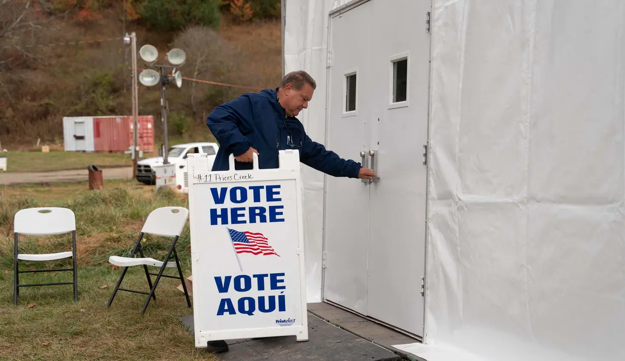 Perlengkapan pemilu dimasukkan ke dalam tenda pemungutan suara yang didirikan sehari sebelum pemilihan presiden AS, pada 4 November 2024 di Burnsville, North Carolina. (Allison Joyce/AFP)