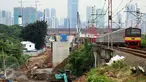 Kereta melintas di dekat pembangunan proyek double-double track (DDT) Paket A Manggarai-Jatinegara, Jakarta (3/3). Proses pengerjaan Paket A jalur Manggarai-Jatinegara terus di kebut sehingga ditargetkan selesai tahun 2019. (Liputan6.com/Johan Tallo)