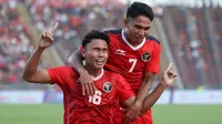 Pemain Timnas Indonesia U-22, Muhammad Ferarri (kiri) melakukan selebrasi bersama Merselino Ferdinan setelah mencetak gol kedua timnya ke gawang Timnas Vietnam U-22&nbsp;pada laga semifinal sepak bola SEA Games 2023 di Olympic Stadium, Phnom Penh, Kamboja, Sabtu (13/05/2023). (Bola.com/Abdul Aziz)