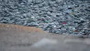 Puluhan ribu mobil sitaan terhampar di gurun yang luas di penampungan Wadi Laban, Riyadh, Arab Saudi, 15 April 2016. Puluhan kendaraan ini disita oleh kepolisian Arab Saudi atas berbagai kasus pelanggaran lalu lintas. (Fayez NURELDINE/AFP)