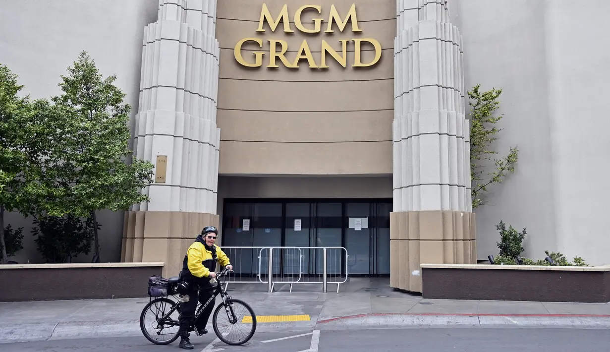 Petugas keamanan berpatroli melewati kasino hotel MGM Grand yang tutup akibat virus corona COVID-19 di Las Vegas, Amerika Serikat, Rabu (18/3/2020). Penutupan tempat hiburan di Las Vegas akan berlangsung selama 30 hari. (AP Photo/David Becker)
