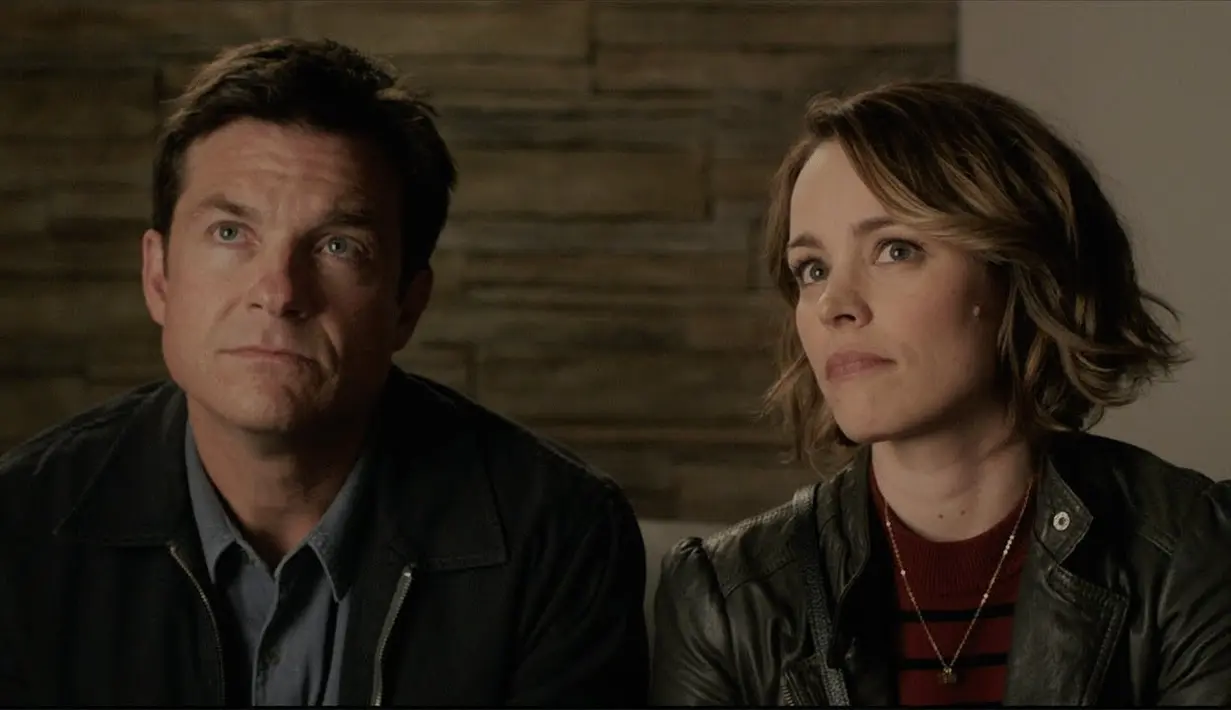 Diceritakan Max (Jason Bateman) dan Annie (Rachel McAdams) berteu dengan Brooks (Kyle Chandler) yang menjanjikkan mereka permainan misteri pembunuhan yang tak terlupakan. (Youtube)