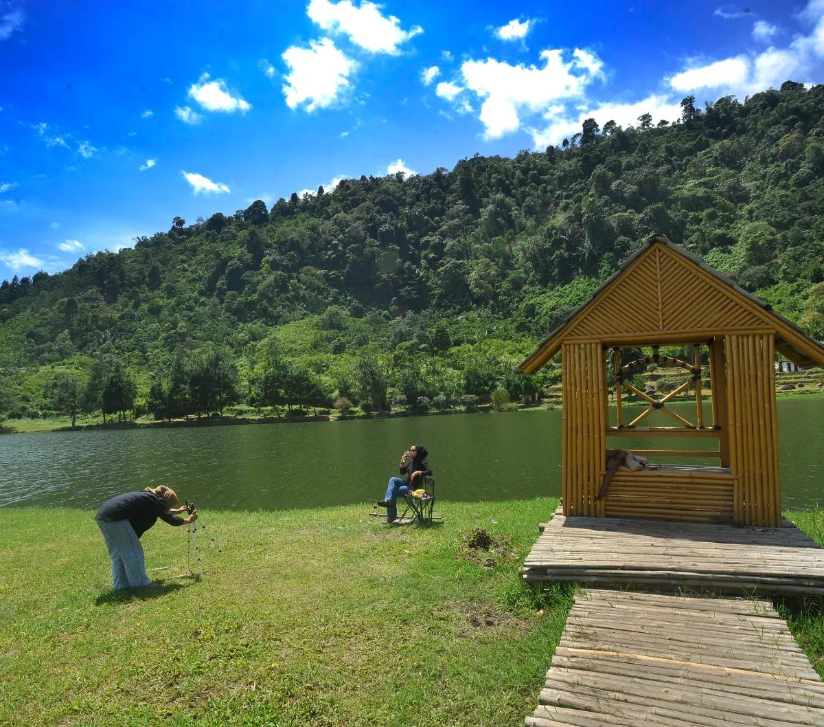 Puncak 2 juga menyuguhkan wisatawan Situ Rawa Gede yang indah banget. Kalian bisa sekadar bersantai dan berfoto menikmati keindahan alam di pinggir danau.