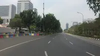 Ratusan anggota TNI-Polri berjaga di sepanjang jalan Medan Merdeka hingga Thamrin, Jakarta Pusat. Jalan-jalan di kawasan tersebut disterilkan dari seluruh kendaraan bermotor.