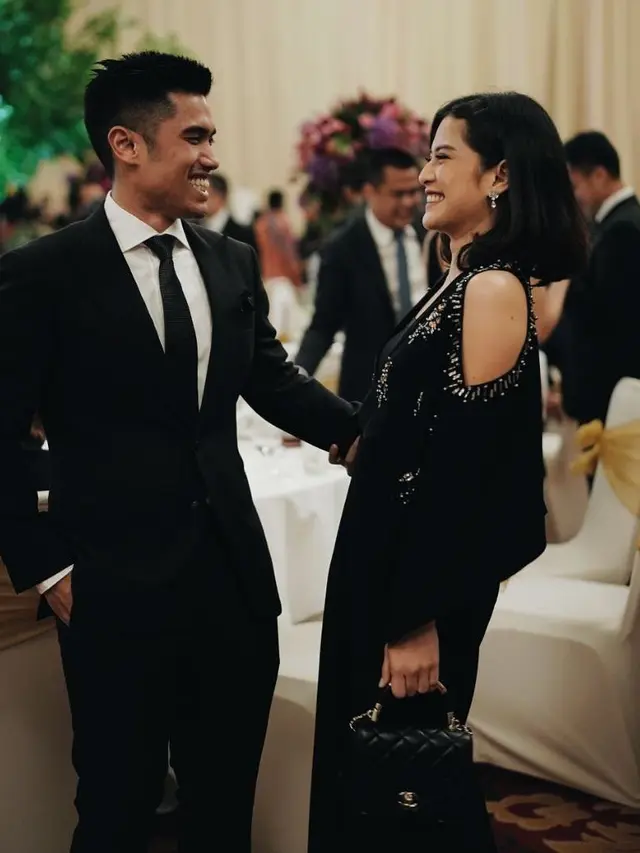 [Bintang] Dating Outfit Lebih Seru dengan Inspirasi Gaya Dian Sastrowardoyo dan Maulana Indraguna Sutowo